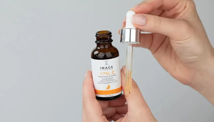 Serum z witaminą C: Jak wybrać idealne dla Twojej skóry?