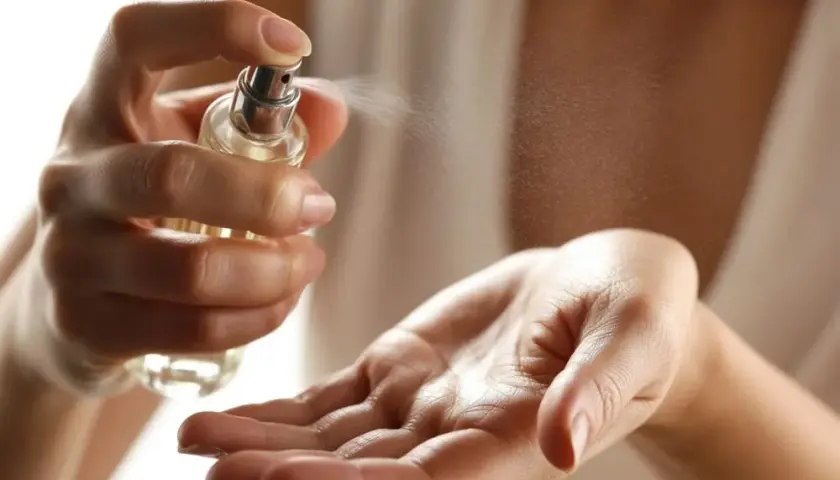 Gdzie pryskać perfumami? Mapa ciała dla trwałego zapachu!