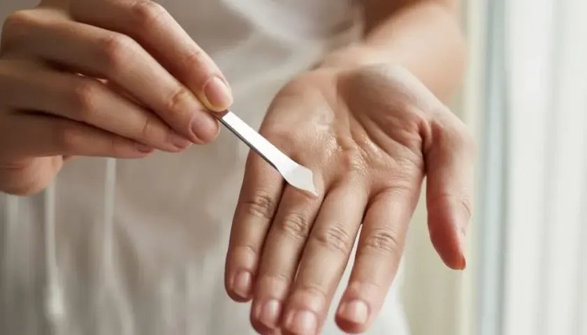 Peeling kawitacyjny w domu: Przewodnik krok po kroku do gładkiej cery