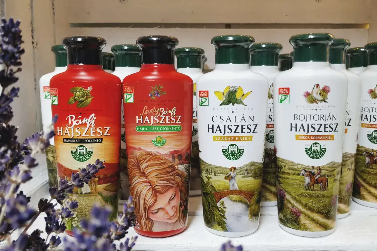 różne rodzaje wcierek do włosów butelki