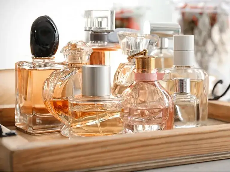 eleganckie flakony perfum na tle luksusowego wnętrza