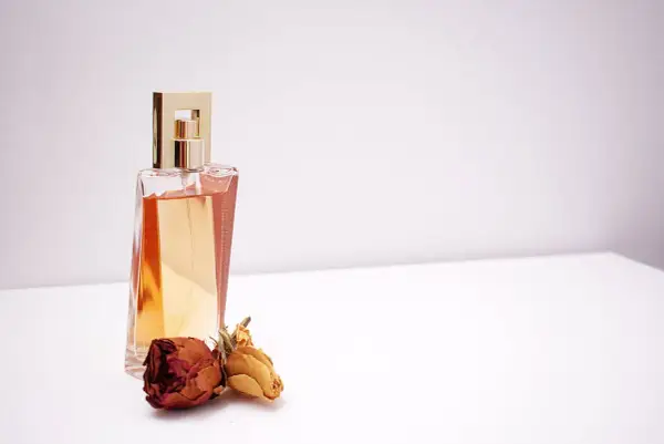 Perfumy niszowe: Co to jest i dlaczego warto je poznać? Przewodnik